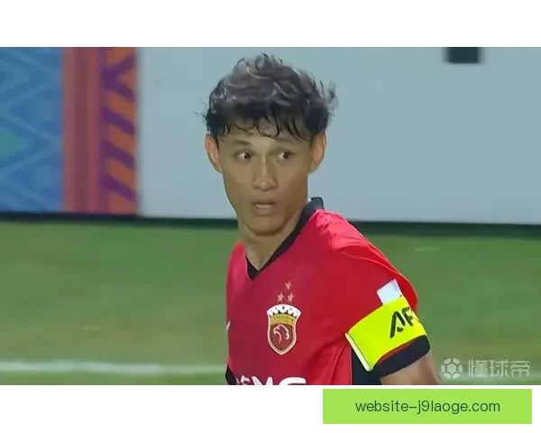 王燊超在上海海港左右两闸自如切换展现老将余热助力球队稳定防线